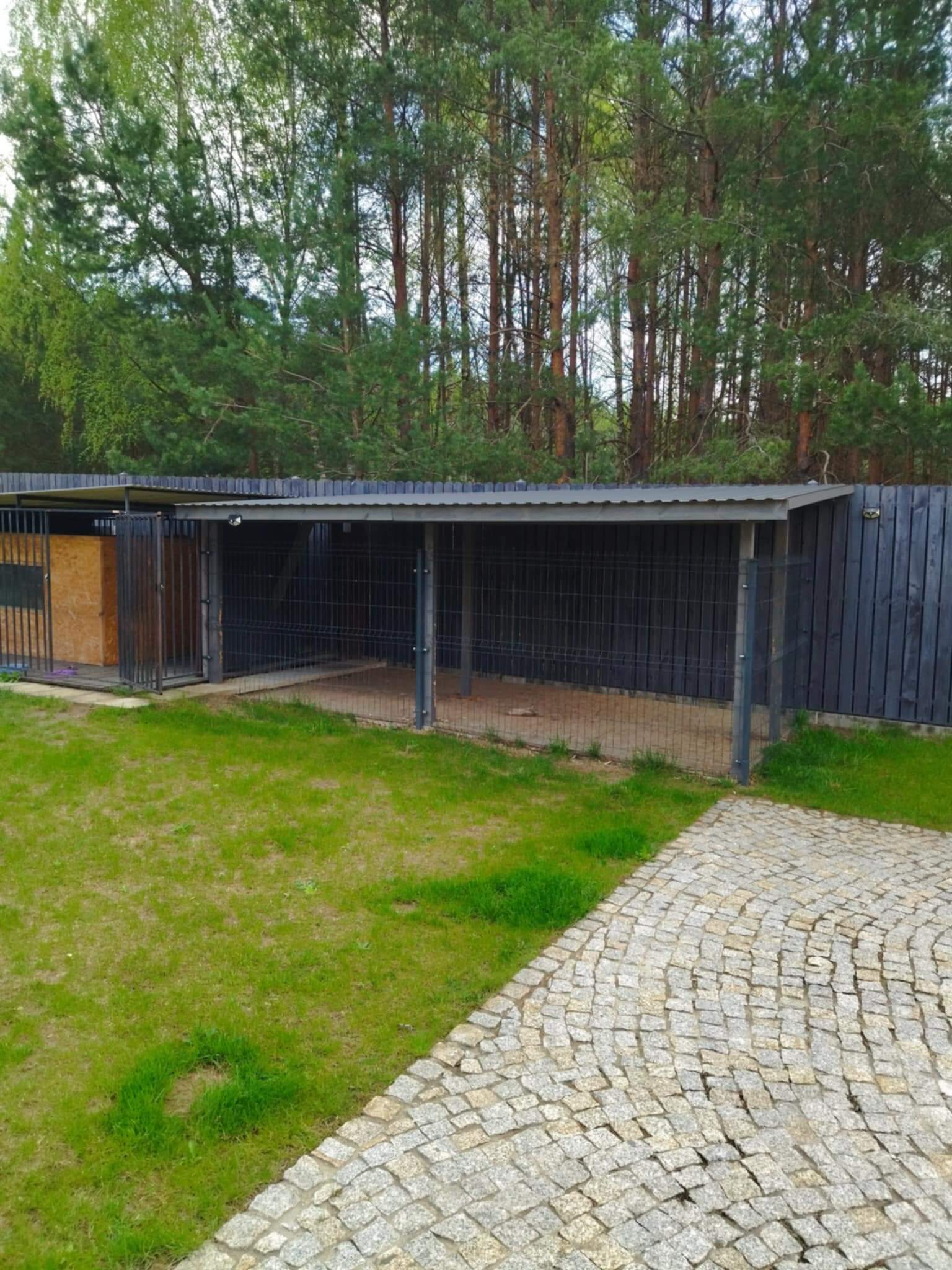 Obrazek przedstawia schludnie wyglądający i solidnie wykonany kojec dla psa
